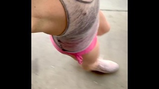 ドレッシングは公共の場でセクシーな小さな娼婦を楽しんで、私のエッチなシシーな体を見せびらかすことは私をとても幸せにします！ 私