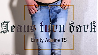 预告片：牛仔裤变黑——她裤子里的跨性别小便——牛仔裤打湿——艾米丽·阿黛尔（Emily Adaire）反式德意志浸湿休闲紧身裤