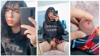 Koreanka Sissy Crossdresser Masturbuje się w małej spódniczce
