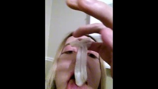 Blackcockhoe Whore che beve sperma nero dal preservativo Full Face Sissy