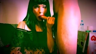 Crossdresser isa lacrux chupando la polla de un extraño