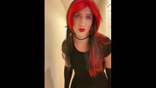 Goth Crossdresser w seksownej spódnicy