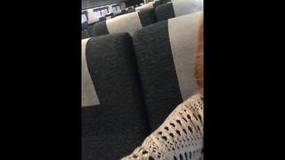 Tesão Tgirl masturba em um trem!