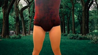 Sexy roodgeklede mooie buitenvideo van mij alleen in de achtertuin, maar opwindend door betrapt te worden