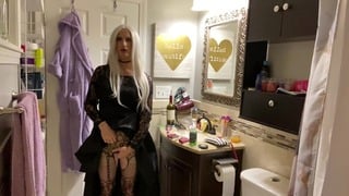 Videó betöltése Az Emo Crossdresser felhúzza a dugót, és megrándul