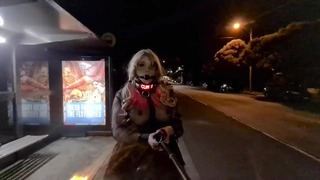 Puttana in abiti trasparenti Ball Gag e collare per cani catturato in pubblico