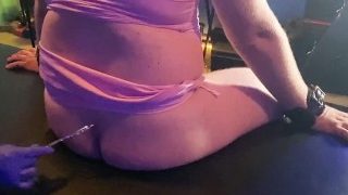 La dominatrice Mara trasforma la sua femminuccia in una Barbie rosa femminilizzata / BDSM POV