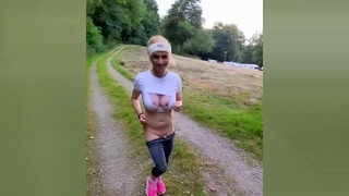 Tranny Naked Jogging -treeni! Jälkeen Blowjob With Cum On Ass Around Kaupunki!