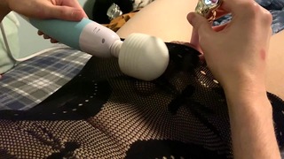 Femboy nie radzi sobie z używaniem dwóch wibracji na raz i wystrzeliwuje spermę przez sukienkę