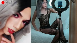 Travestito sexy che trasmette in streaming dal vivo indossando calze a rete