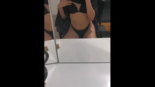 Sexy Transgirl está mostrando o que está escondido sob sua calcinha