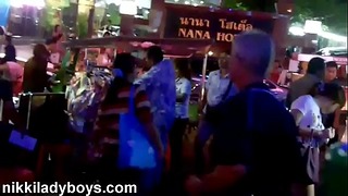 Pešia ulica s Ladyboys pracujúcimi v Nana Plaza Bangkok