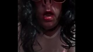 Crossdresser bisexuel veut que vous lui baisiez le cul avec un crochet anal inséré en lui