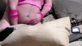 Chubby Sissy Solo Spit Roasting Vibrador e Butt Plug enquanto engasga com uma tanga