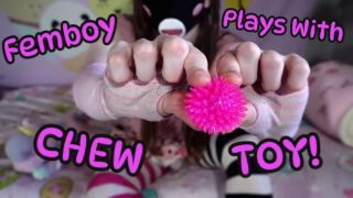 Femboy spielt mit Kauspielzeug! Teaser