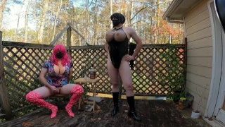 Masturbacja cross dresser z gigantycznymi sztucznymi cyckami podczas sesji zdjęciowej w kompozytowym filmie wideo