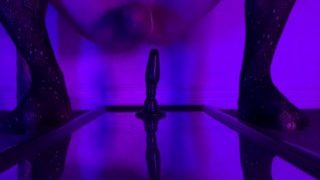 Светящаяся фембой испытывает тройной сиссигазм под бисексуальным волшебным светом - Джози Каммингс