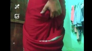 印度同性恋异装癖 Xxx 裸体红色纱丽展示他的胸罩和胸部