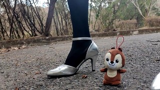 女装ヒールでぬいぐるみ踏み潰しクラッシュフェチ脚フェチ Japanese Crossdresser High Heel Crush Fetish