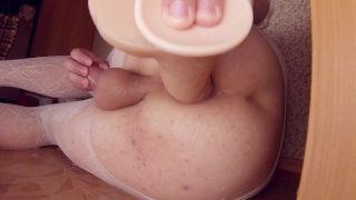 Sissy Crossdresser's anale plezier met enorme dildo's en slijm in slow motion
