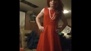 Sissy im roten Kleid