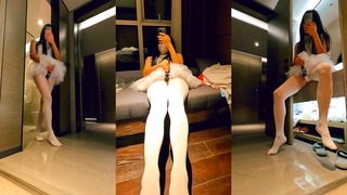 Yuanladyboy：Black sex toys under white gauze skirt, the sound spread to the hotel corridor